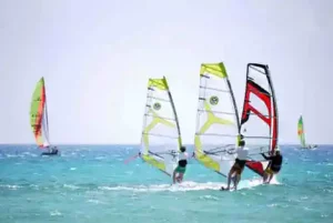 drei-surfer-auf-dem-wasser-beim-surfen-lernen